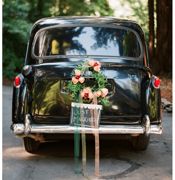 Decoraciones originales para el coche de los novios - Foto Elizabeth Messina