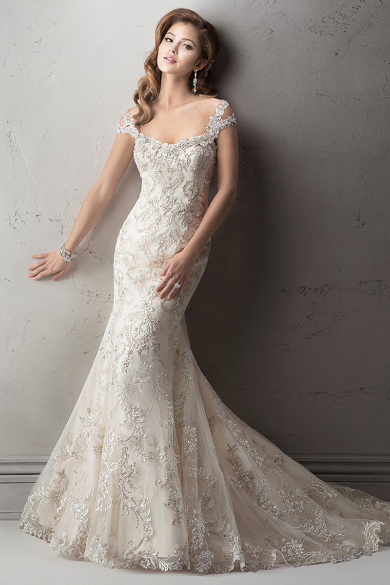 Contas requintadas bordadas na renda sobre o tule cai ao longo do cetim deste vestido fit-and-flare com cristais Swarovski brilhantes no decote e alças. Decote em U e terminado com botões de cristal e espartilho em vez de espartilho.
<a href="http://www.sotteroandmidgley.com/dress.aspx?style=4SC963" target="_blank">Sottero and Midgley</a>