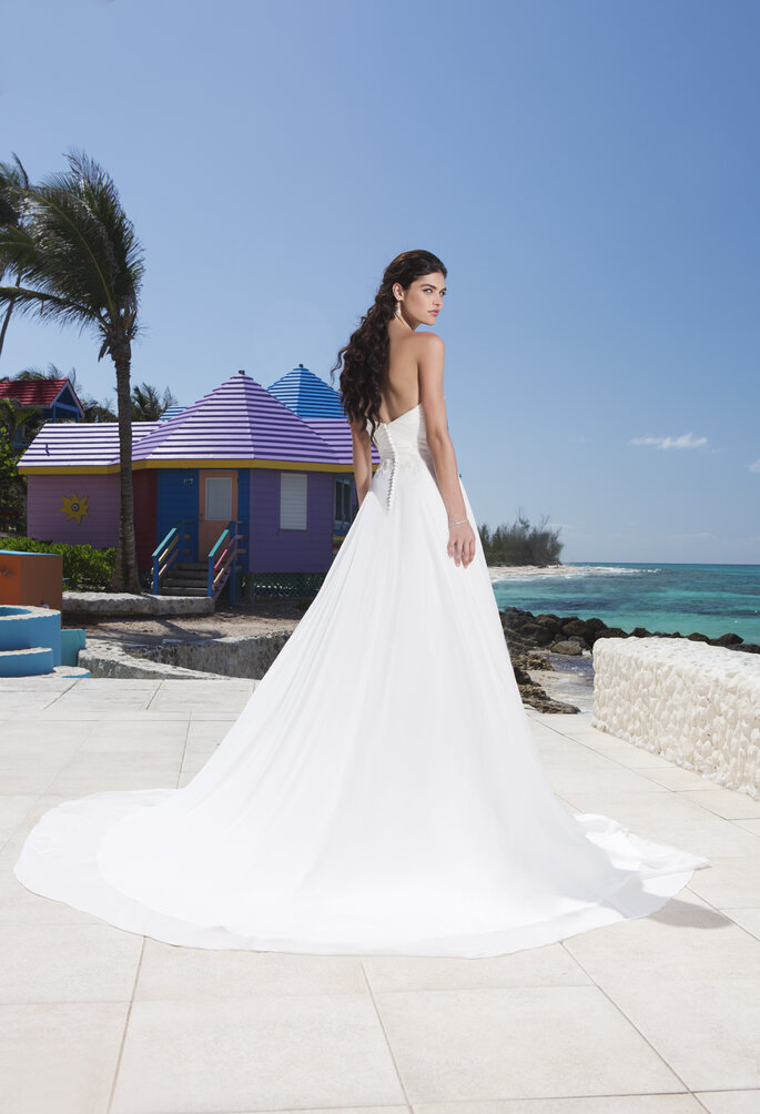 Photo: <a href="http://www.justinalexanderbridal.com/?utm_source=Zankyou&utm_medium=website%20takeover&utm_campaign=Zankyou%20week%20takeover" target="_blank">Justin Alexander</a>