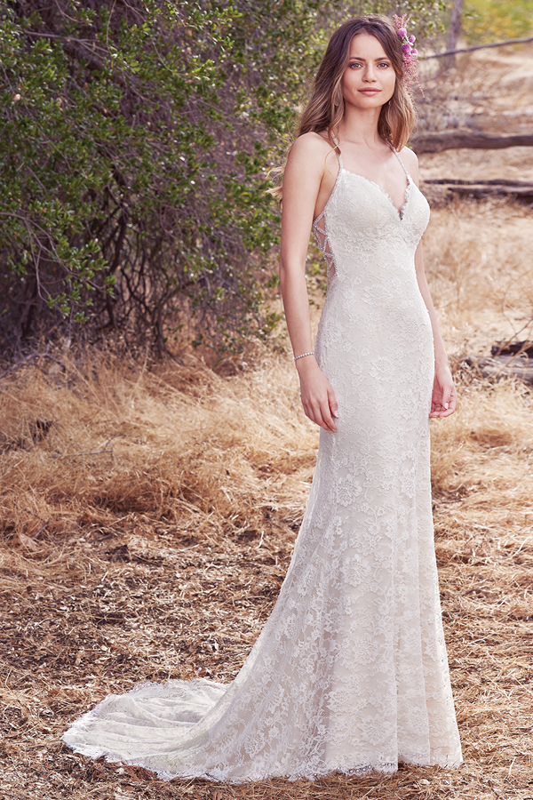 Este magnífico vestido de noiva evoca um elegência única com as suas alças que deslizam desde o decote em V até ao final das costas. Pormenores ilusão e com cristais. Terminado com botões de cristal.