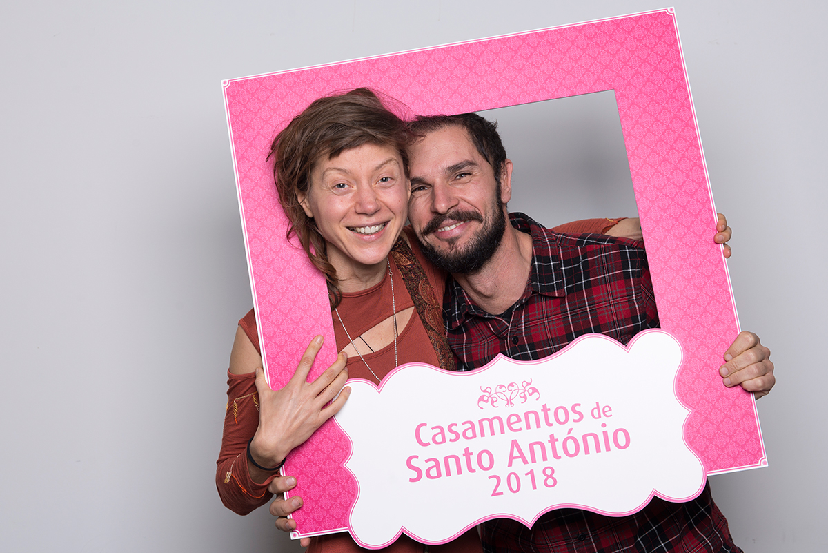 <p><b>Bozane & Ricardo</b><p>Estrela<p>Bozena tem 38 anos e é Escritora; Ricardo tem 39 anos e é Ciclista. Vão ter um casamento católico.<p>A frase do casal: "Para um Planeta Melhor"