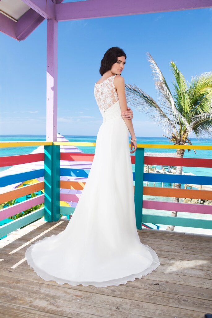 Photo: <a href="http://www.justinalexanderbridal.com/?utm_source=Zankyou&utm_medium=website%20takeover&utm_campaign=Zankyou%20week%20takeover" target="_blank">Justin Alexander</a>