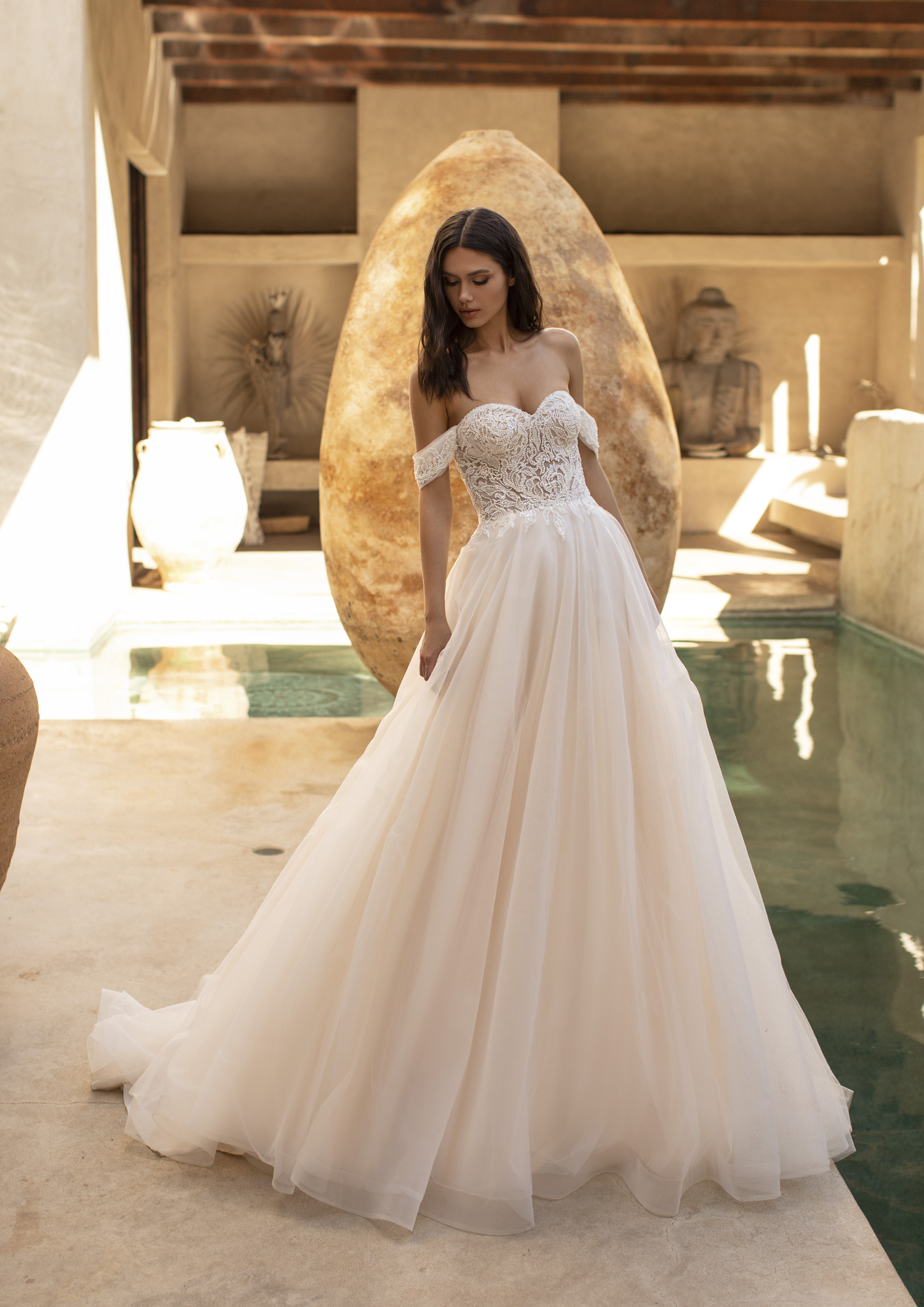 Vestido de noiva com saia rodada em tule, decote ombros caídos | Modelo Caron da coleção Pronovias 2021 Cruise Collection