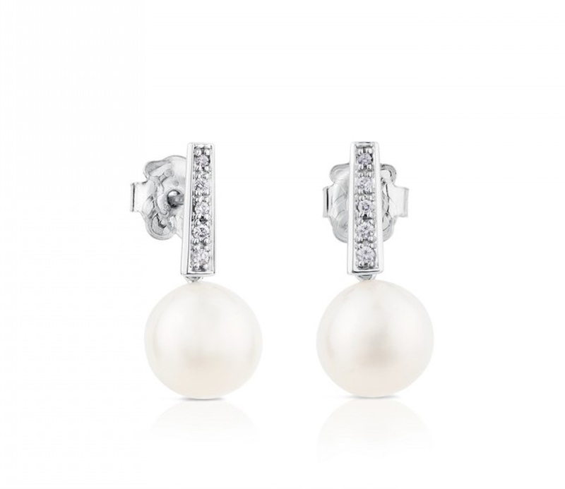 Brincos "Les Classiques" de ouro branco com diamantes e pérolas. Créditos: Tous