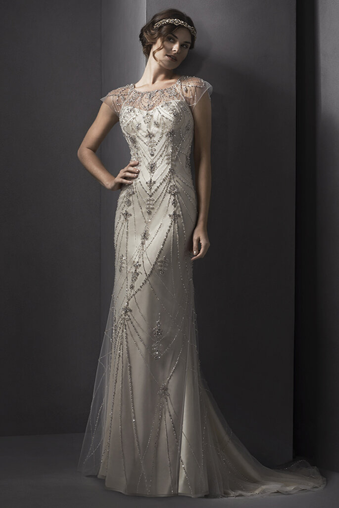 Vestido de noiva vintage enfeitado com brilhantes de cristal Swarovski e decote em malha ilusão. Acabamento com coberta de botões e zíper nas costas.
<a href="http://www.sotteroandmidgley.com/dress.aspx?style=5SW086" target="_blank">Sottero and Midgley Spring 2015</a>