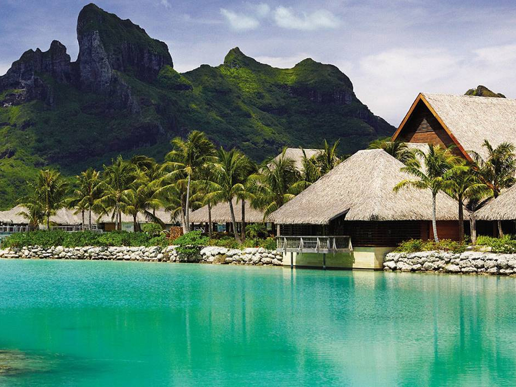 Uma mistura do que há de melhor nas ilhas dos mares do sul: águas cristalinas, praias virgens rodeadas de palmeiras e o toque de conforto e luxo internacional que fazem do isolamento uma experiência esplêndida. Foto:  Four Seasons Resort Bora Bora