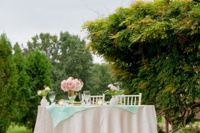 Romántica decoración de boda en colores menta, rosa y dorado - Foto Twila's Photography