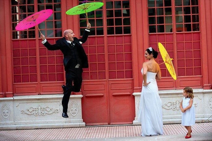 «Num momento de descontracção no dia do casamento, o noivo salta e parece que vai voar, ao estilo de Mary Poppins! Adoramo a pose da menina das alianças, que foi surpreendida por este inesperado salto!»
r2arte.blog.com