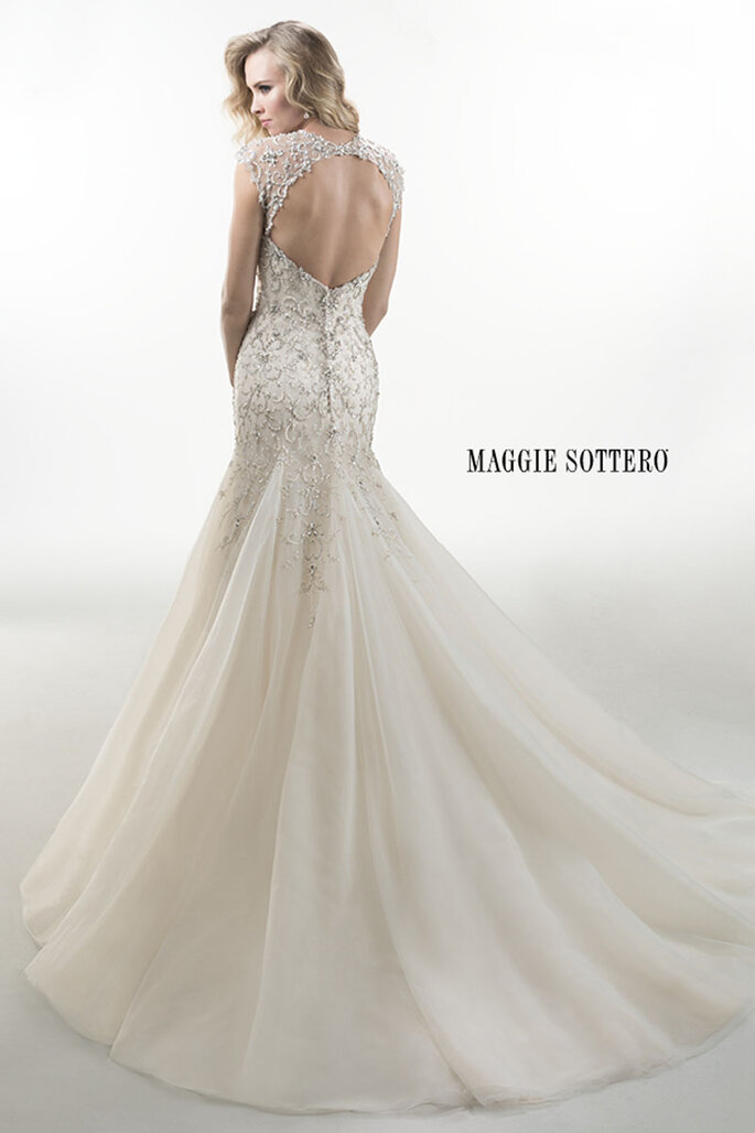 Impressioantes cristais de Swarovski enfeitam este vestido de noiva com saia com volume. Acabamento com botões de cristal e zíper sobre o espartilho interno. 

<a href="http://www.maggiesottero.com/dress.aspx?style=4MS977KC" target="_blank">Maggie Sottero Platinum 2015</a>