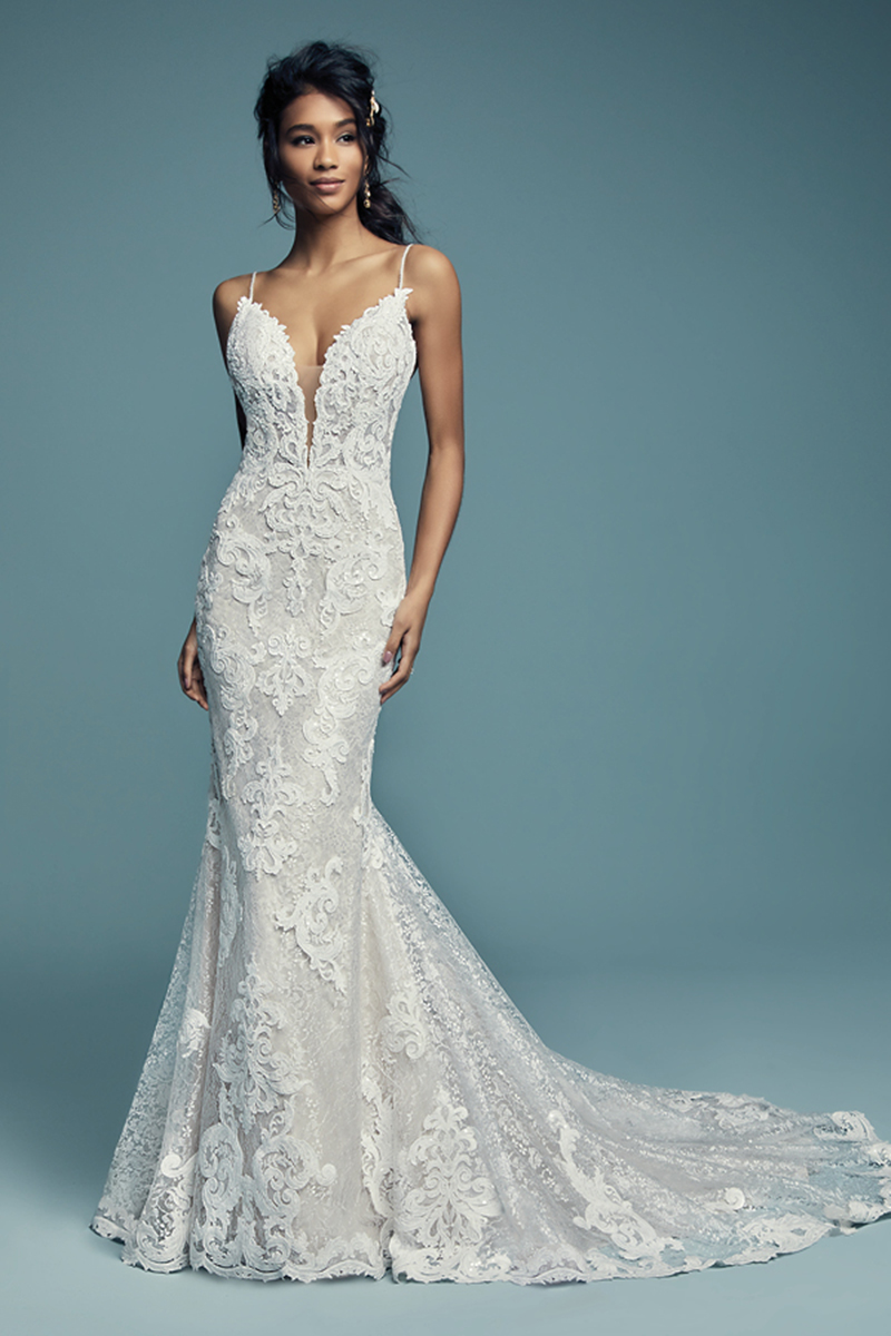 <a href="https://www.maggiesottero.com/maggie-sottero/tuscany-lynette/11514">Maggie Sottero</a>

Maravilhosos pormenores de renda dão um toque especial a este vestido de noiva extremamente romântico, constituído por tule. Terminado com botões cobertos sobre um fecho. 

