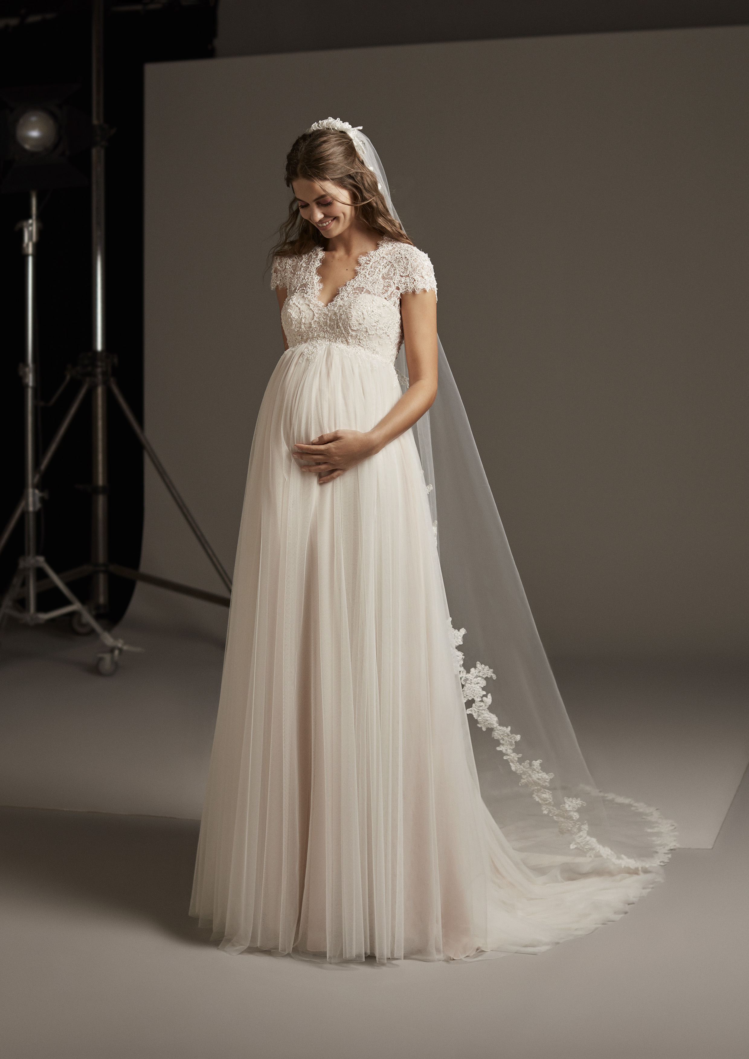 Vestido de noiva corte império, decote coração e capa da coleção Cápsula Maternidade Pronovias 2021 Cruise Collection