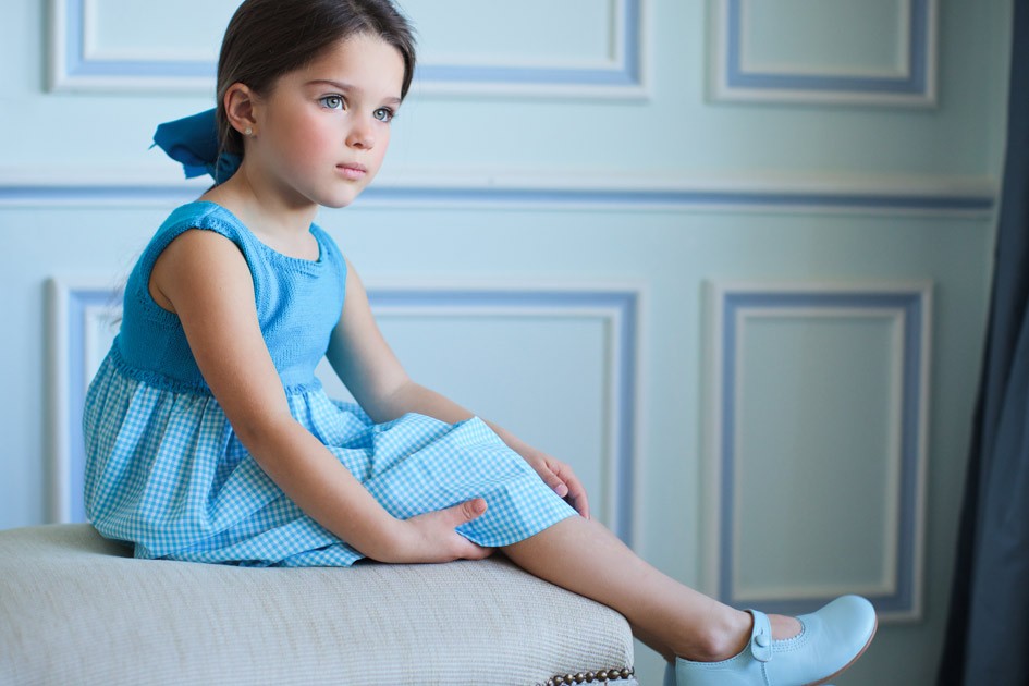 Menina com vestido azul e laço no cabelo vestido festa casamento