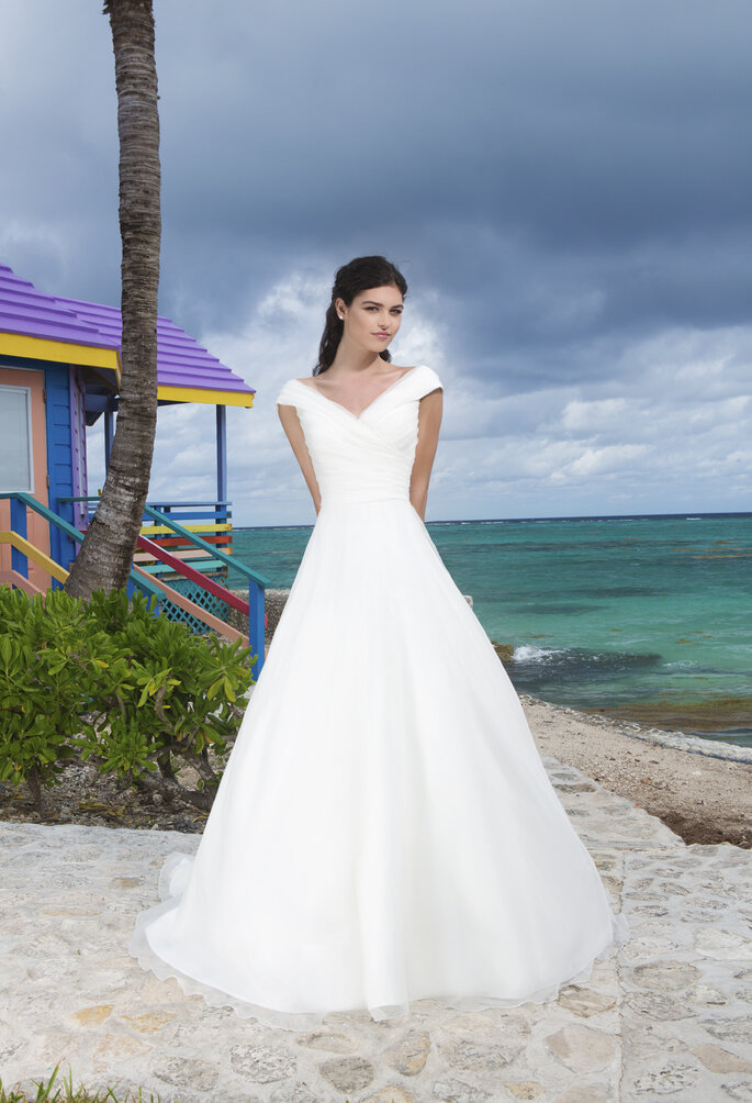 Photo: <a href="http://www.justinalexanderbridal.com/?utm_source=Zankyou&utm_medium=website%20takeover&utm_campaign=Zankyou%20week%20takeover" target="_blank">Justin Alexander</a>