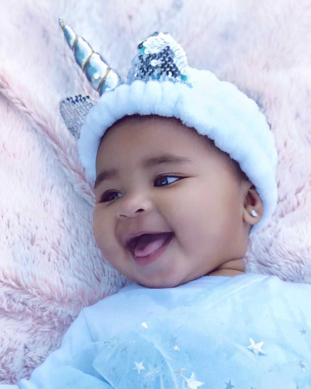 A filha de Khloé Kardashian é uma das bebés que faz mais sucesso nas redes sociais atualmente, a par com as primas Stormi – filha de Kylie Jenner – e de Chicago – filha de Kim Kardashian. | Foto via Instagram @khloekardashian