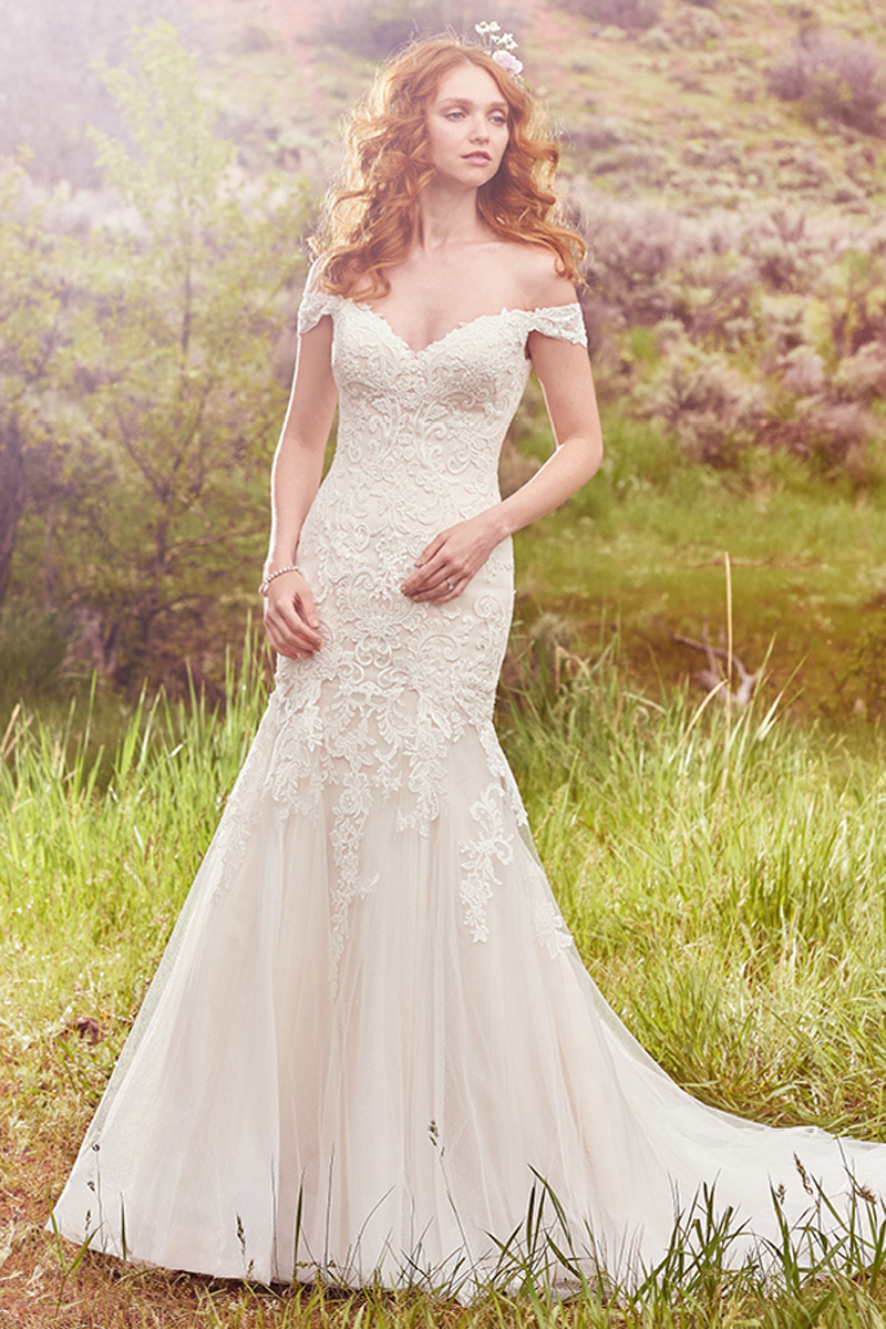 A combinação perfeita entre doçura e sofisticação. Este vestido apresenta um efeito de cascada com aplicações em reda, uma saia de tule e um decote em forma de coração. Em forma de V nas costas e as alças descaídas, também, em renda, completam o romance deste look.
<a href="https://www.maggiesottero.com/maggie-sottero/afton/10083?utm_source=mywedding.com&utm_campaign=spring17&utm_medium=gallery" target="_blank">Maggie Sottero</a>