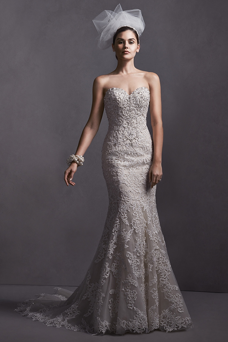 Renda requintada e cristais Swarovski brilhantes criam este vestido fit-and-flare sem alças. Cristais conferem uma beleza especial ao decote em forma de coração. Terminado com um espartilho. Também disponível com botões de cristal em vez de um fecho.
<a href="http://www.sotteroandmidgley.com/dress.aspx?style=5SS114LU&page=0&pageSize=36&keywordText=&keywordType=All" target="_blank">Sottero and Midgley</a>