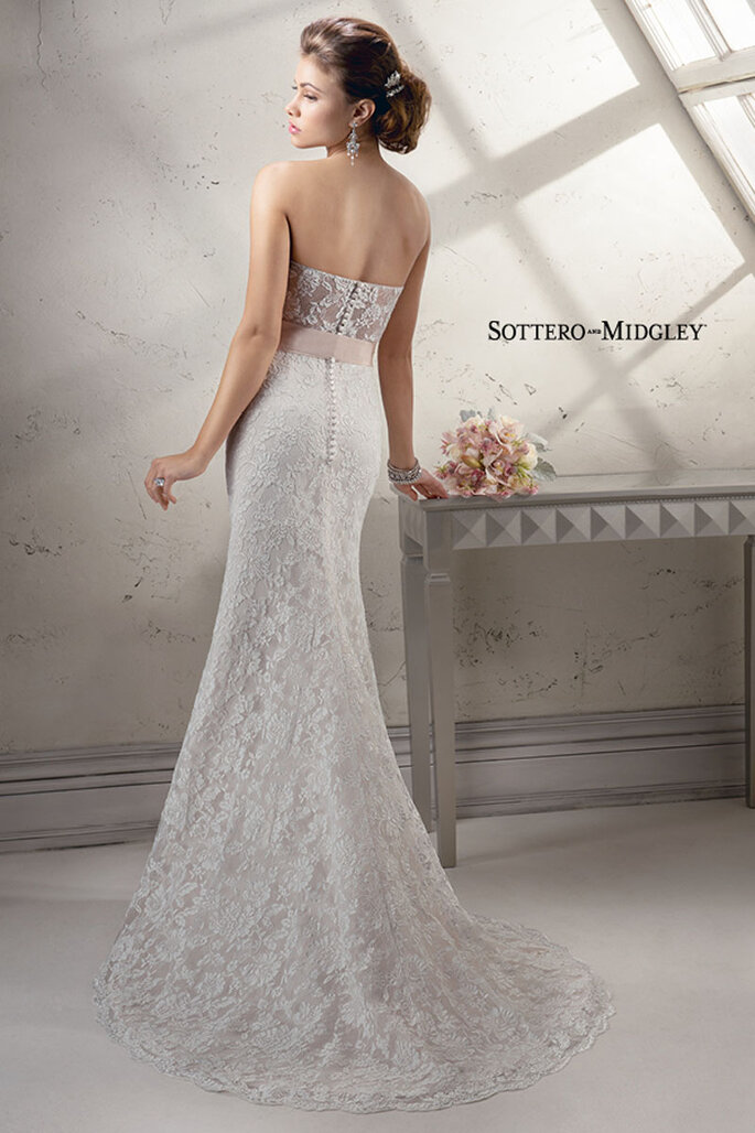 Elegante vestido de corte A-line ou princesa de renda bordada em tule Crystal realçado por um sexy decote ilusão nas costas e por um cinto de fita de gorgorão adornado com broche de cristal Swarovski. Fechamento com botões forrados com zíper.
<a href="http://www.sotteroandmidgley.com/dress.aspx?style=4SB979" target="_blank">Sottero & Midgley Platinum 2015</a>