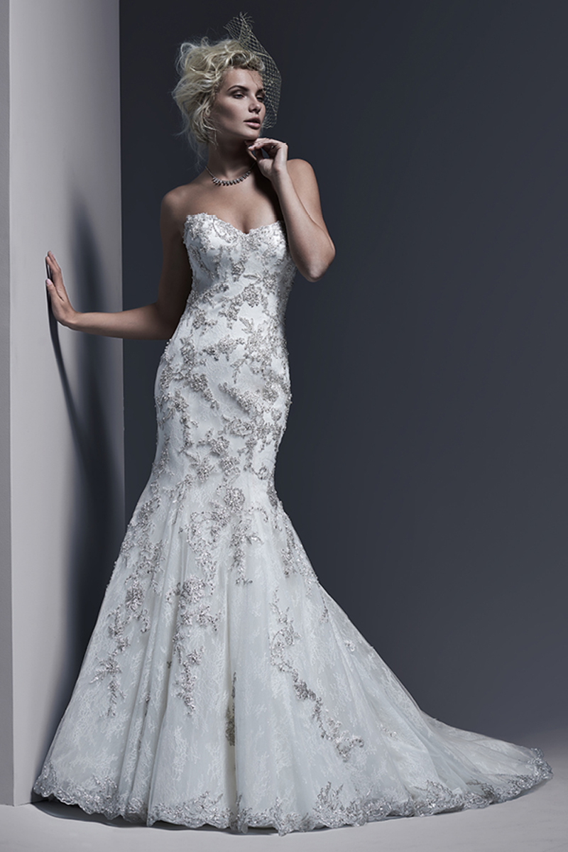 Um estilo intemporal e sofisticado, este vestido de noiva fit-and-flare de renda Chantilly é embelezado com cristais Swarovski bordados nos pormenores de renda ao longo do corpete e da saia. Terminado com espartilho ou botões em vez de fecho.
<a href="http://www.sotteroandmidgley.com/dress.aspx?style=5SW615LU&page=0&pageSize=36&keywordText=&keywordType=All" target="_blank">Sottero and Midgley</a>