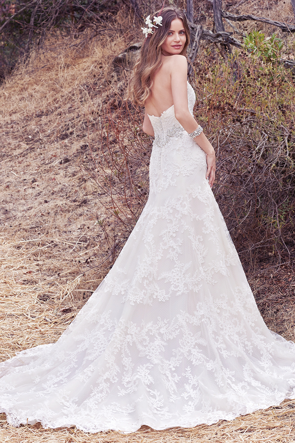 Clássico e romântico, este vestido linha-A em renda apresenta cristais Swarovski na cintura. Um look que fica completo com um decote em forma de U suave e V na costas. Terminado com botões de cristais na zona do fecho.