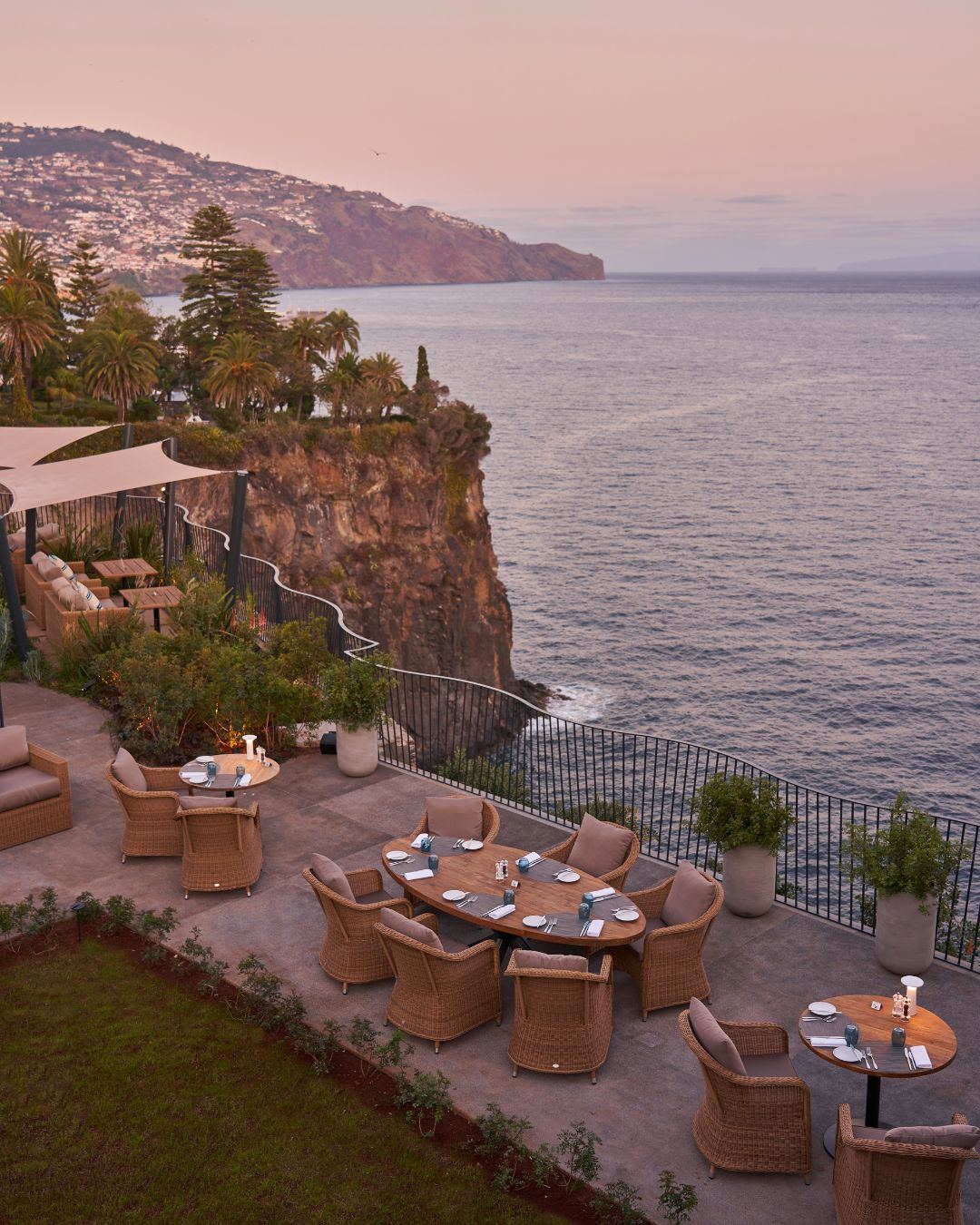 Avista | Panoramic view of the restaurant and terrace overlooking the ocean