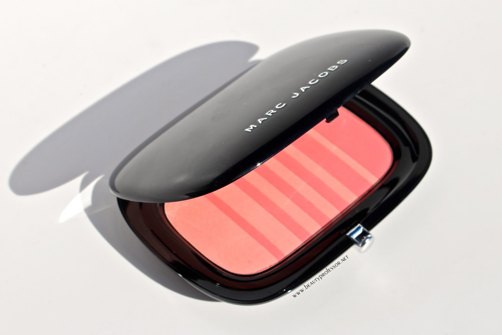 <i>Blush</i> Kins &amp; Kisses 504 de Marc Jacobs