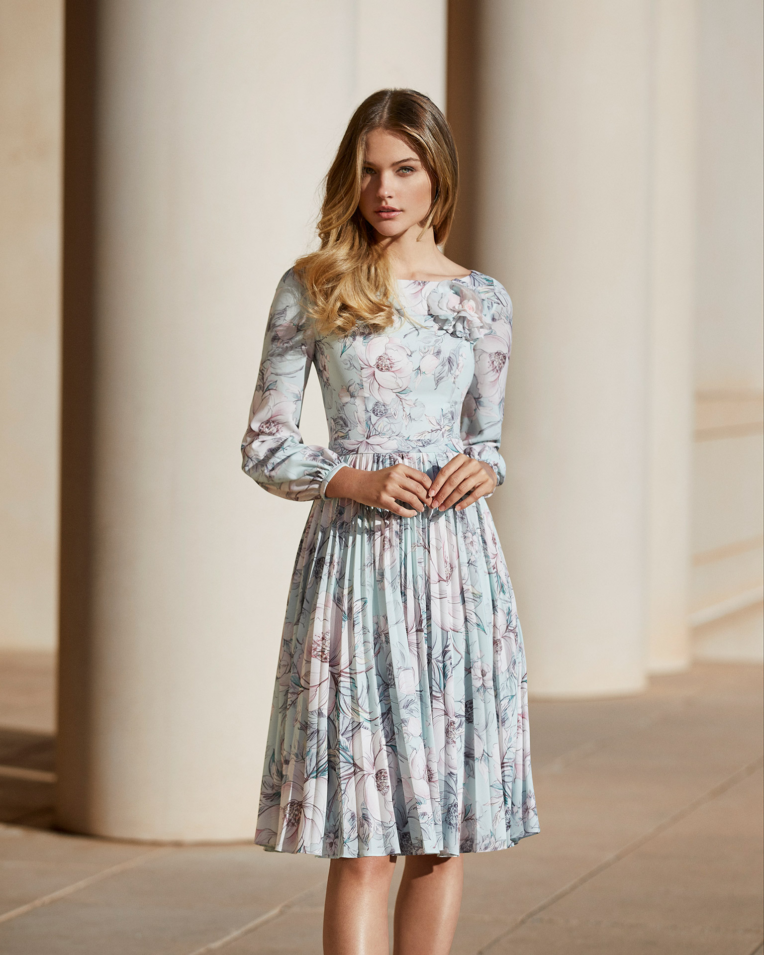 vestido de festa curto com flores Rosa Clará