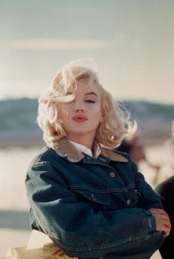 "Não sei quem inventou o salto alto, mas todas as mulheres devem muito a esta pessoa" - Marilyn Monroe