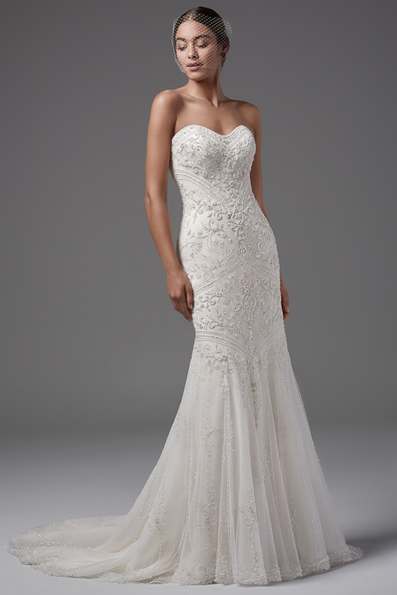 Sedutor mas elegante caracterizam este vestido sem alças que apresenta um tule fit-and-flare com brilhantes espirais de renda, um decote em U. Terminado com botões de cristais em vez do fecho e um espartilho interior.
<a href="https://www.maggiesottero.com/sottero-and-midgley/topaz/10254?utm_source=mywedding.com&utm_campaign=spring17&utm_medium=gallery" target="_blank">Sottero and Midgley</a>