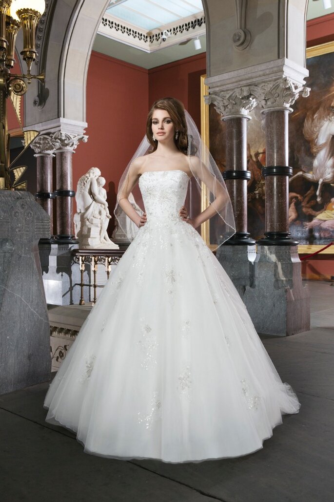 Photo: <a href="http://www.justinalexanderbridal.com/?utm_source=Zankyou&utm_medium=website%20takeover&utm_campaign=Zankyou%20week%20takeover" target="_blank">Justin Alexander</a>