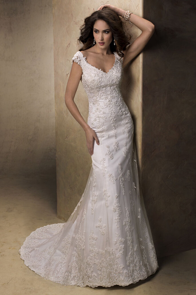 Definido e recatado, este lindíssimo vestido está desenhado com renda e decote em V suave, mangas Cap delicadas e coberta de botões sobre o zíper nas costas.
<a href="http://www.maggiesottero.com/dress.aspx?style=13633" target="_blank">Maggie Sottero Platinum 2015</a>