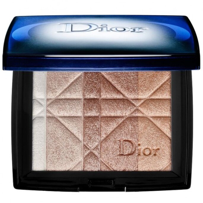 Aplica un poco de brillo en la zona del lagrimal para mejorar tu maquillaje - Foto Dior en Sephora