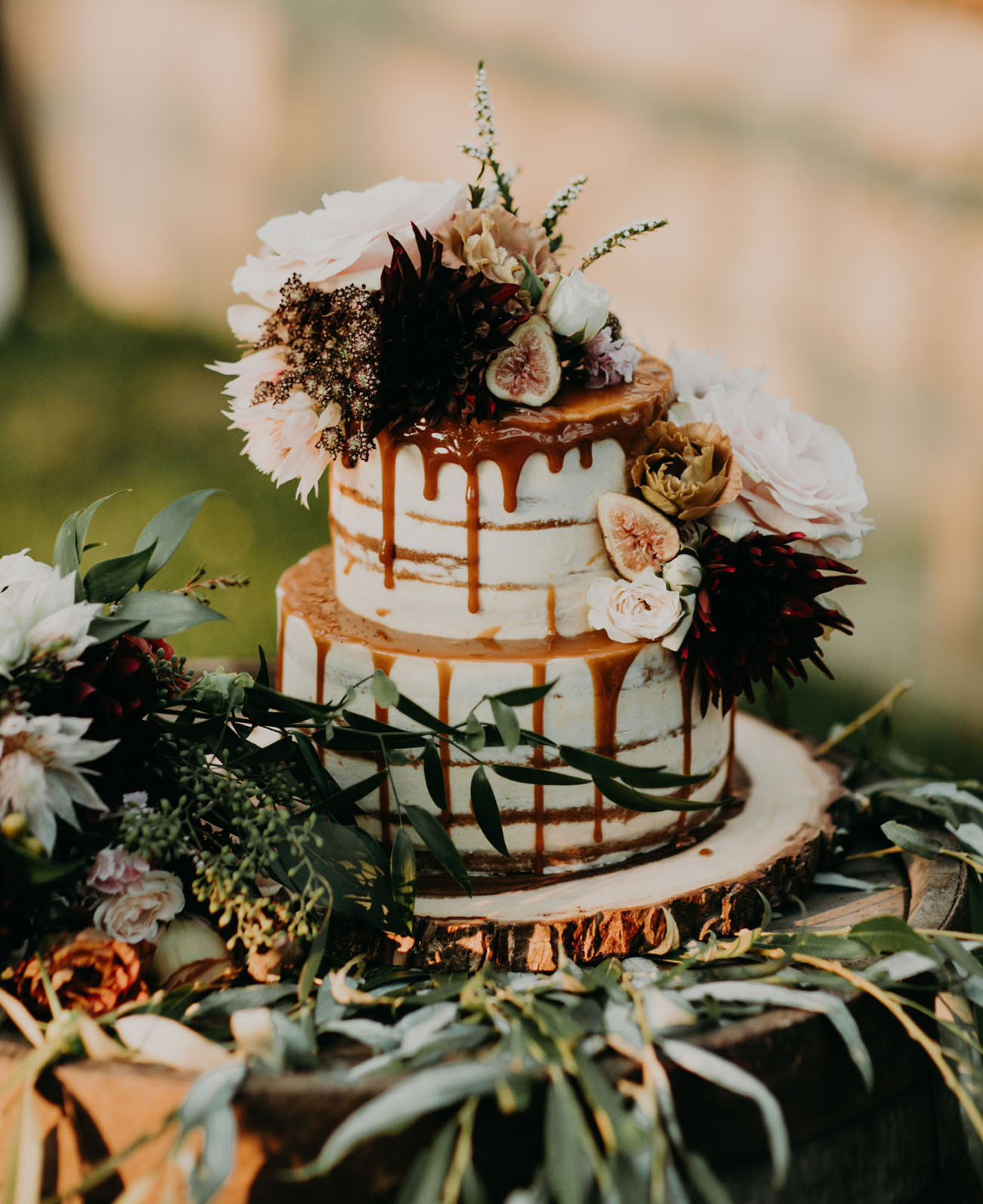 Drip Cakes: já ouviu falar? São bolos de casamento de darem água na boca! | Créditos: Emily Magers Photography