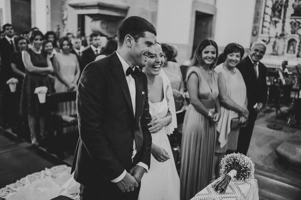 A felicidade dos noivos no altar