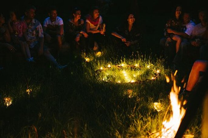 Os convidados reunidos à volta da "fogueira" para celebrar o casamento. Foto: Bell Studio.