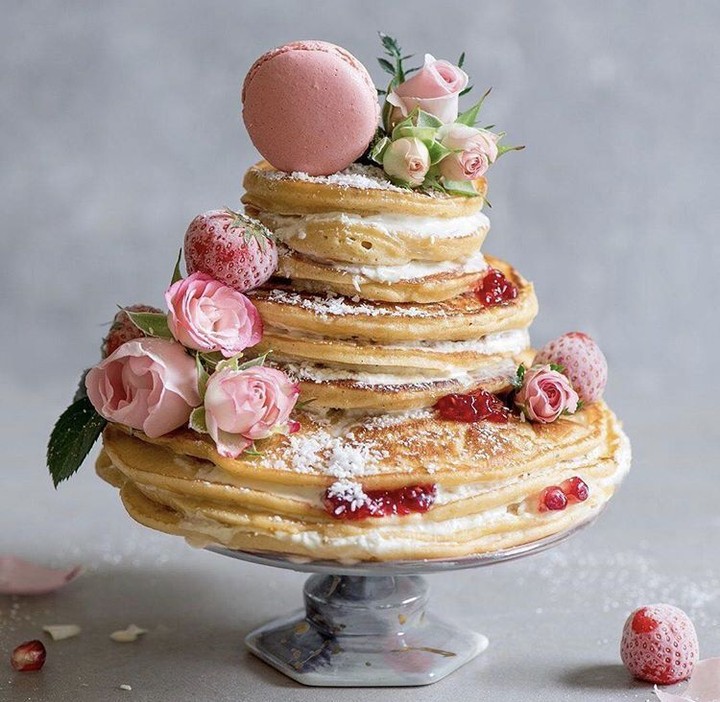 E um bolo com panquecas, decorado com flores, frutos e macarons? | Créditos: IG @weareweddingly
