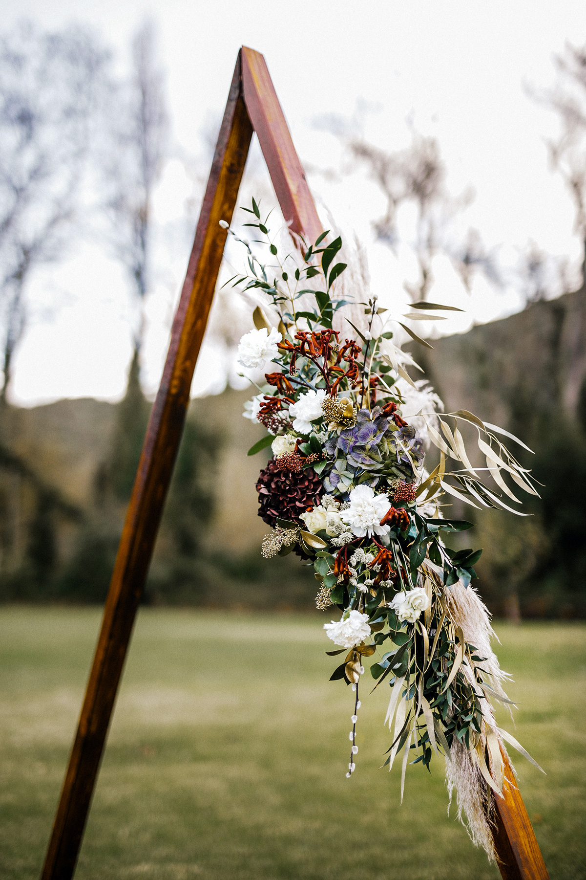 altar em piramide com florais estilo boho