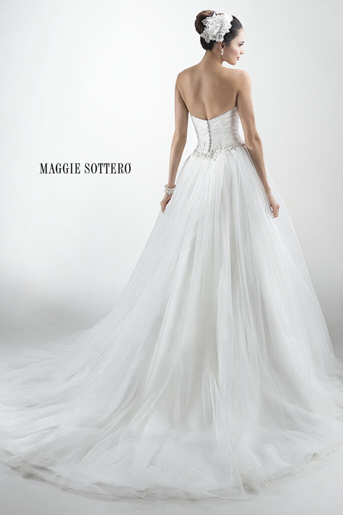 Vestido de noiva com camadas de tule suave que criam um modelo de sonho, com enfeites florais na cintura e acabamento com botões de zíper e espartilho interior.
<a href="http://www.maggiesottero.com/dress.aspx?style=4MT943" target="_blank">Maggie Sottero Platinum 2015</a>