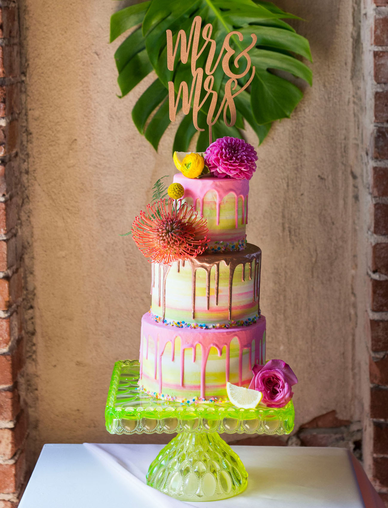 Drip Cakes: já ouviu falar? São bolos de casamento de darem água na boca! | Créditos: Petersen Design 
 &amp; Photography