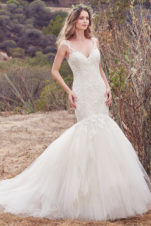 Este elegante vestido fit-and-flare apresenta um corpete que é realçado com contas e cristais Swarovski aplicados assim como com a sua saia volumosa de tule. Alças ilusão completam este decote em V e um decote com efeito ilusão e em forma de U nas costas.