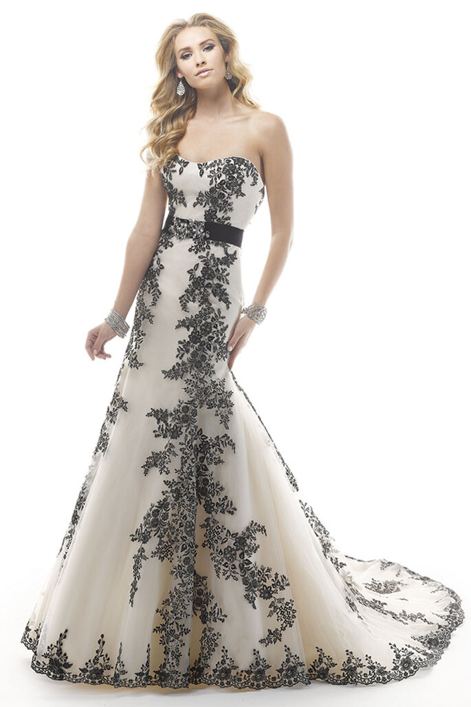 Vestido de noiva glamuroso com renda e aplicações bordados que caem em cascata pela saia, com cinto desmoontável opcional na cintura que conta com critais de Swarovski. Acabamento com espartilho ou zíper sobre o fecho de espartilho interior.
<a href="http://www.maggiesottero.com/dress.aspx?style=4MC861BBLU" target="_blank">Maggie Sottero Platinum 2015</a>