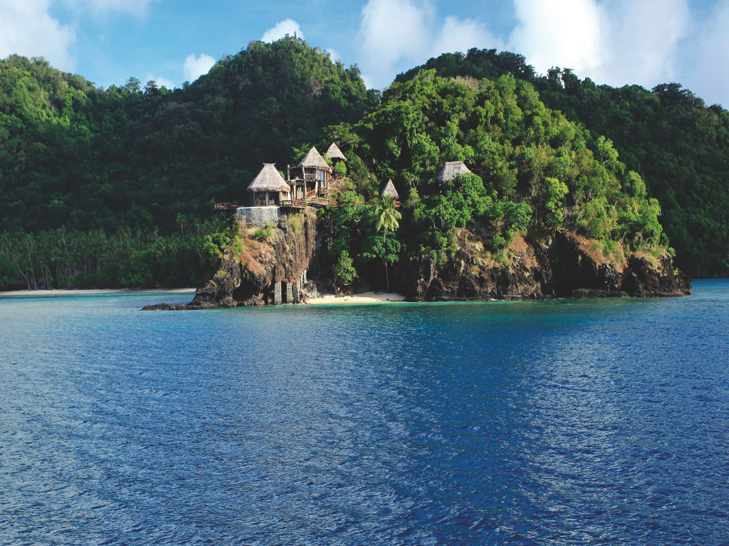 Após o <a href="https://www.zankyou.pt/p/miranda-kerr-casou-se-de-surpresa-e-em-segredo">casamento</a>, a supermodelo e o CEO da Snapchat voaram para as ilhas Fiji para celebrarem o amor no resort da Laucala Island, um resort de luxo que interfere o menos possível com a Natureza, um lugar encantador e luxuoso no Pacífico com águas turquesa e uma natureza exótica de perder o fôlego. Foto: Laucala Island Resort