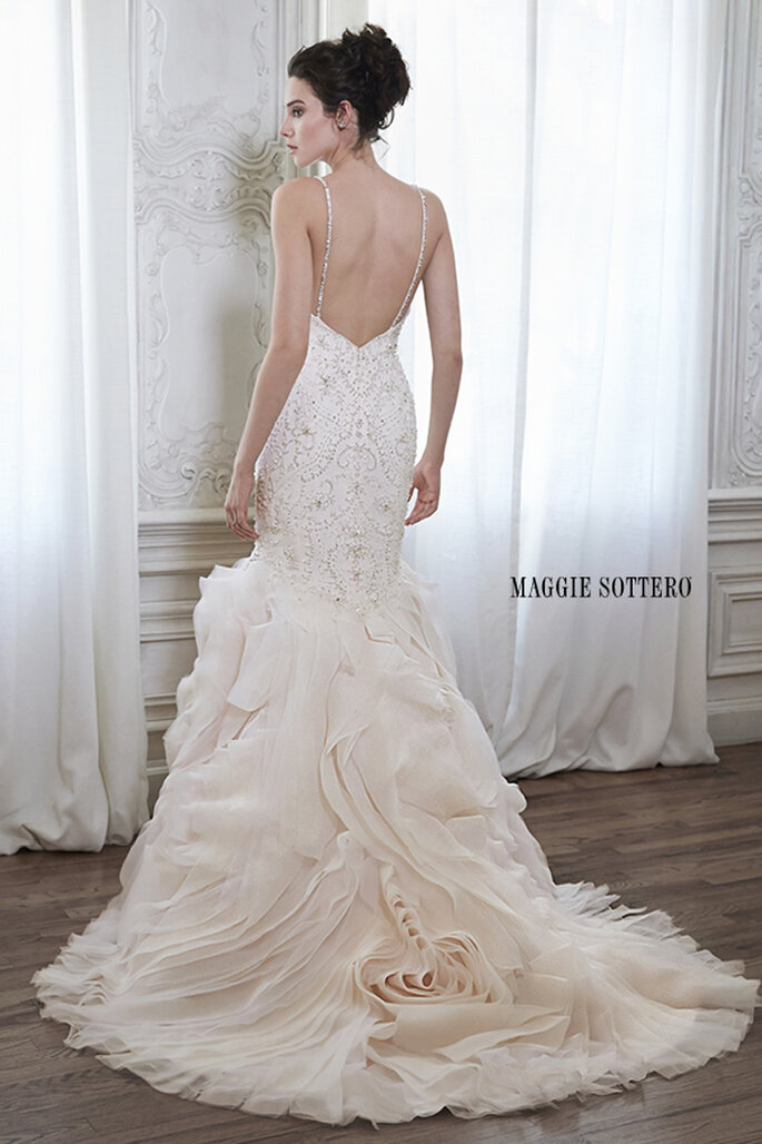 Vestido de noiva com tule perfeito para uma noiva moderna, que completa o seu desenho com brilhantes de Swarovski, um decote coração e delicadas alças.
<a href="http://www.maggiesottero.com/dress.aspx?style=5MR163" target="_blank">Maggie Sottero Spring 2015</a>