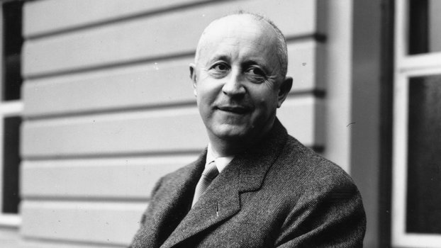 "Invista nos sapatos, pois é pelos pés que se julga se uma mulher é elegante ou não. " - Christian Dior