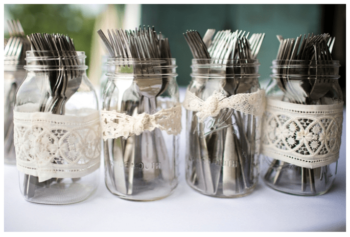 Use frascos de cristal para guardar os talheres e envolva-os com laços de renda.