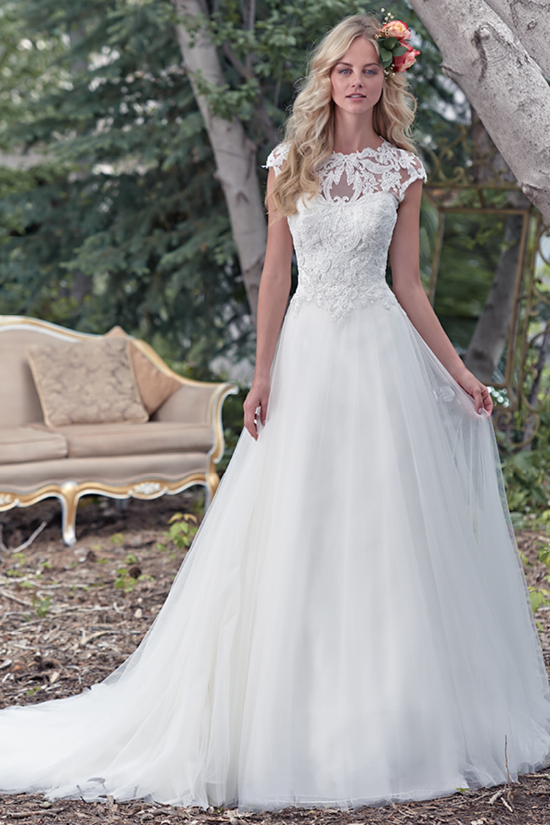 Um impressionante decote que é o protagonista deste vestido de noiva com efeito balão com um corpete de renda encantado e uma saia de tule que flui harmoniosamente. Terminado com um fecho.
<a href="www.maggiesottero.com/maggie-sottero/chandler/9490" target="_blank">Maggie Sottero</a>