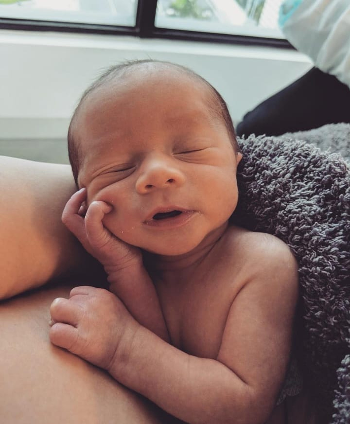 John Legend e Chrissy Teigen foram pais de um rapaz em Maio. | Foto via Instagram @ johnlegend