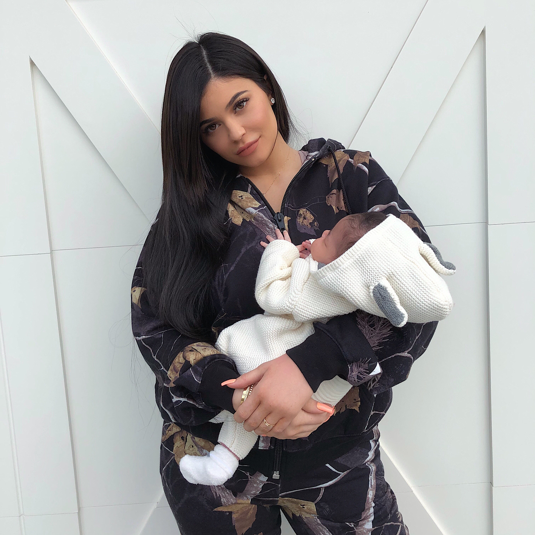 A bebé chama-se Stormi Webster é fruto do seu relacionamento com o rapper Travis Scott. | Foto via Instagram @ kyliejenner