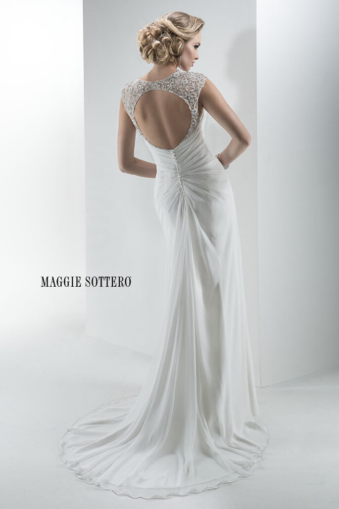 Elegante vestido com mangas enfeitadas com cristal de Swarovski e um enfeite na cintura. Com as costas abertas e acabamento com botões de cristal por cima do zíper. 

<a href="http://www.maggiesottero.com/dress.aspx?style=4MT939" target="_blank">Maggie Sottero Platinum 2015</a>