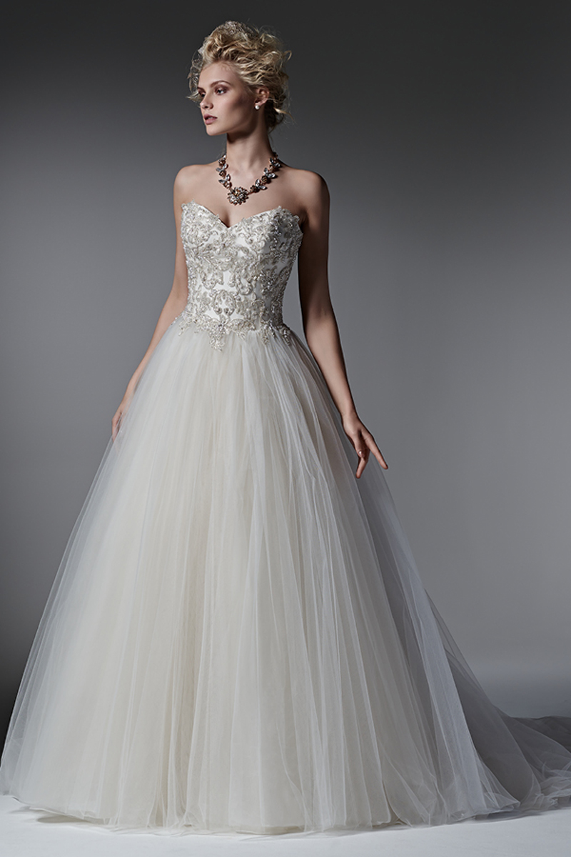 Camadas de tule extravagantes criam a saia deste vestido romântico com efeito balão, enquanto os cristais Swarovski brilham, enfeitando o corpete juntamente com as contas e pérolas. Decote em forma de coração e espartilho.
<a href="https://www.maggiesottero.com/sottero-and-midgley/layla/9585" target="_blank">Sottero and Midgley</a>