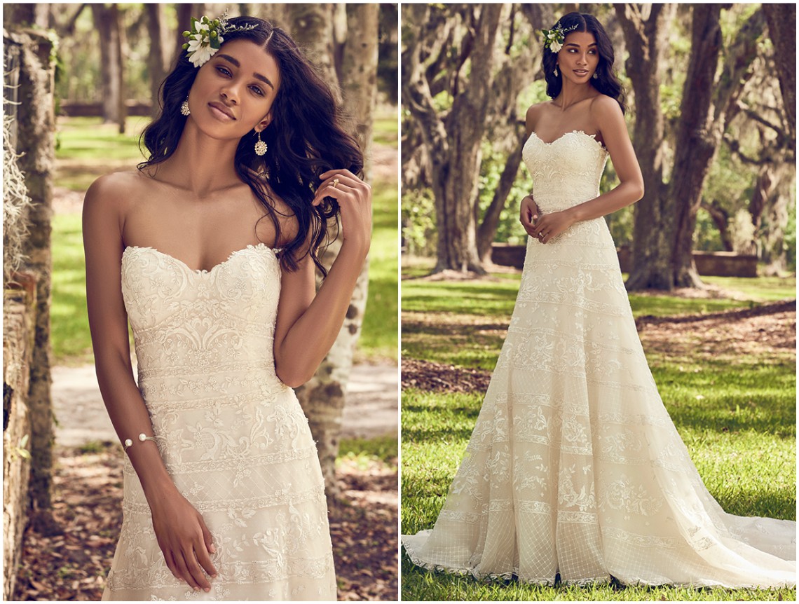 Este vestido linha A é composto por rendas horizontais sobre o tule. Corpete sem alças com decote coração. Acabamentos com botões de cristal sobre fecho zíper. <a href="https://www.maggiesottero.com/maggie-sottero/renee/11190?utm_source=zankyou&utm_medium=gowngallery" target="_blank">Maggie Sottero</a>